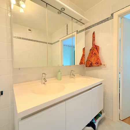 Lovely For 6 Guests With Water Views Baby Bed Apartment