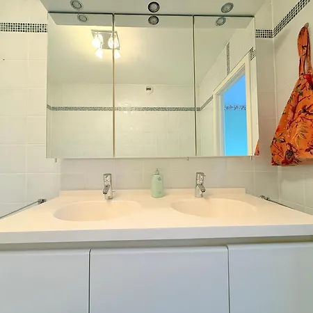 Lovely For 6 Guests With Water Views Baby Bed Apartment